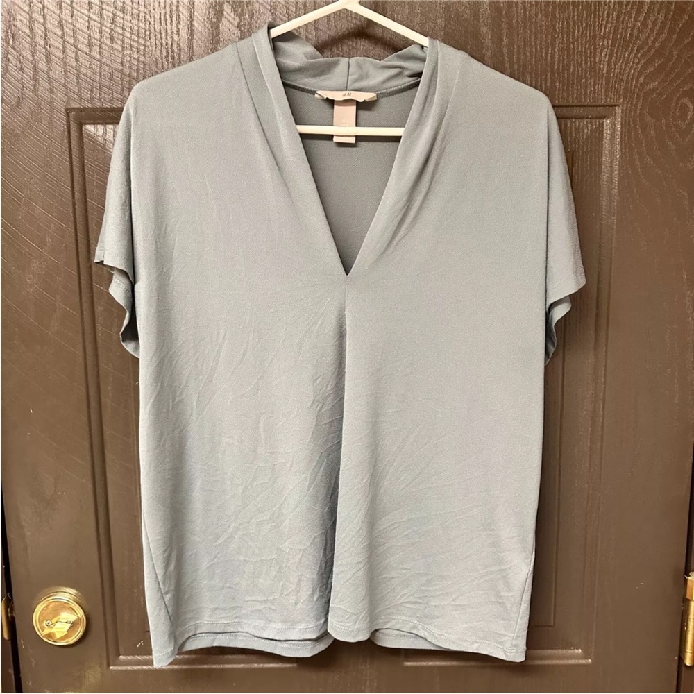 H & M Women’s Cap Sleeve V-Neck Blouse Greige Size XXL